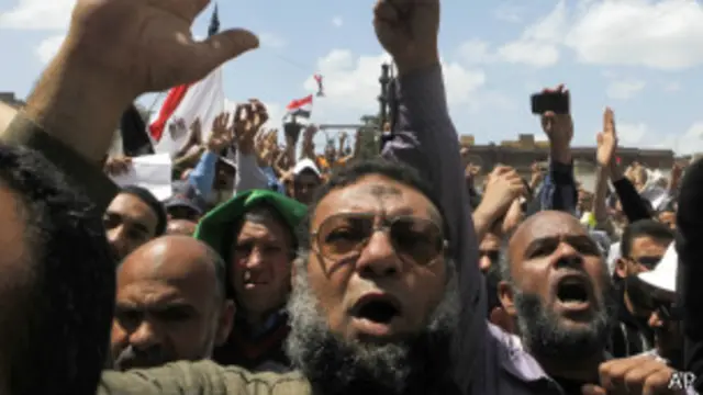 GustavoIPadilla's tweet photo. 🇪🇬 ▪️ El juez miró al hombre que había disparado contra el presidente egipcio Anwar el-Sadat y le preguntó con calma:
—¿Por qué lo mataste?
— Porque era seglar, respondió el asesino.
El juez frunció el ceño.
— ¿Qué significa “seglar”?
El hombre dudó un segundo.
— No lo sé.
…….
▪️ En otro juicio, el acusado había intentado asesinar al escritor Naguib Mahfouz.
— ¿Por qué lo apuñalaste?
—preguntó el juez.
— Porque escribió una novela contra la religión.
—¿La leíste?
— No.
…….
▪️ En una tercera sala, otro hombre enfrentaba cargos por asesinar al intelectual Farag Fouda.
—¿Por qué lo mataste?
— Porque no tenía fe.
—¿Cómo lo sabes?
— Está en sus libros.
— ¿En cuál?
Silencio.
— No lo sé. No los he leído.
— ¿Por qué no los leíste?
El hombre bajó la cabeza.
— No sé leer ni escribir.
…….
▫️ En los tres casos, el patrón era el mismo.
-Se mataba por ideas que no se entendían.
-Se condenaba por palabras que no se habían leído.
-Se odiaba por conceptos que no se sabían definir.
No era convicción. Era repetición.
No era fe. Era eco.
No era certeza. Era obediencia ciega.
La violencia no nació del pensamiento. Nació de la ausencia de él.
El odio no se propaga a través del conocimiento. Se propaga donde el conocimiento no llega. Y cada vez que una sociedad renuncia a educar no crea ignorantes, crea armas humanas que no saben por qué disparan, pero están dispuestas a hacerlo. Ese es el precio invisible de la ignorancia. Y siempre lo paga alguien que no hizo nada para merecerlo.
…….
Alaa Al Aswany
Escritor egipcio https://t.co/WIkenAxHb8