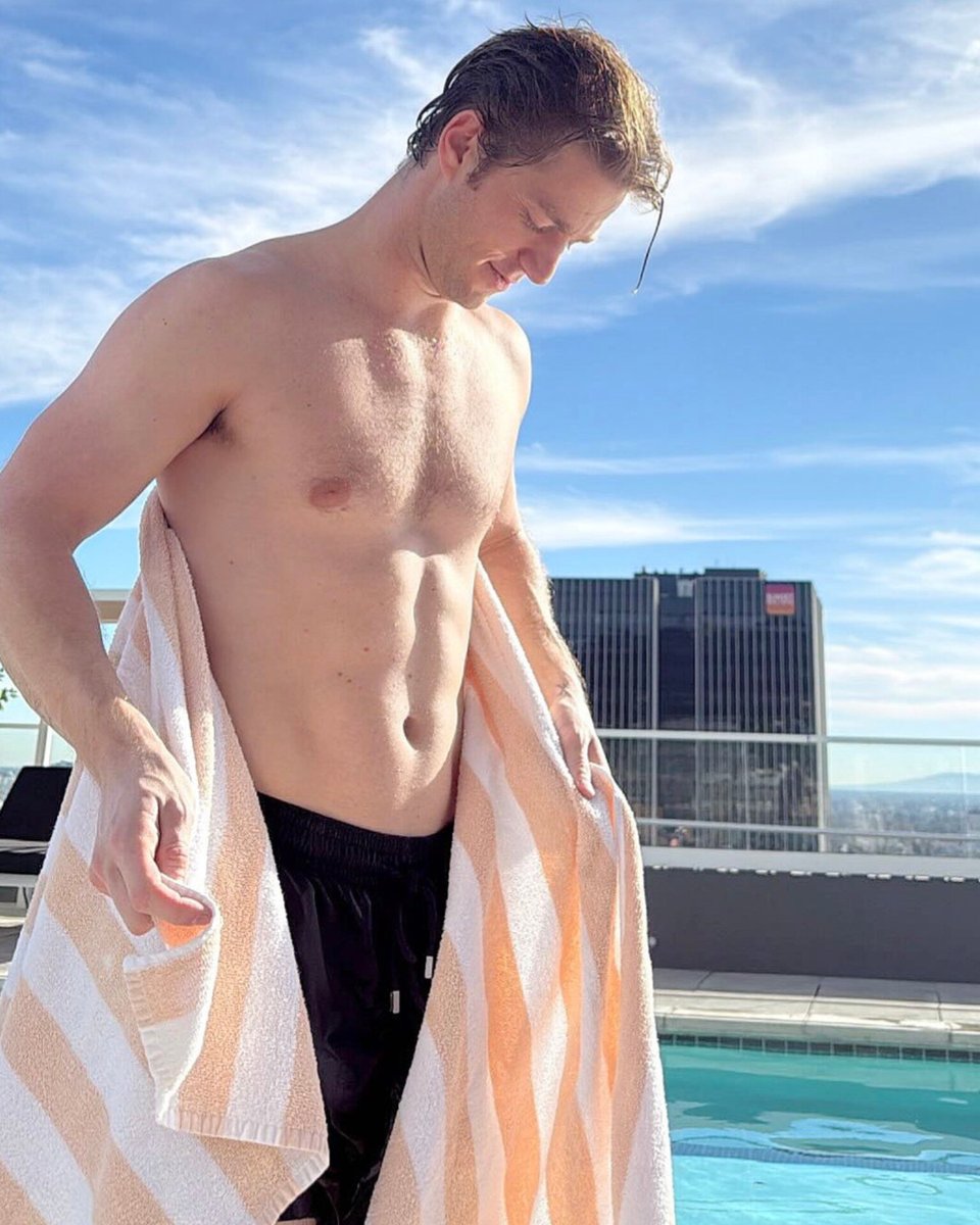 Romega_TV's tweet image. El actor y bailarín #NicoGreetham en una nueva foto disfrutando del sol. 😍🔥

#fblifestyle #dogcare #romance #StormPrep #cheating #safetyprecautions