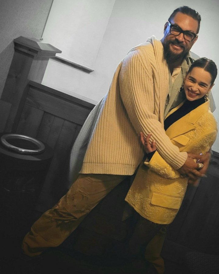 emgot88's tweet image. Then &amp;amp; Now #3years Emilia &amp;amp; Jason #reunion (Sundance Fest, January 22 2023 - Kelly Clarkson Show, January 2026) #EmiliaClarke  #JasonMomoa