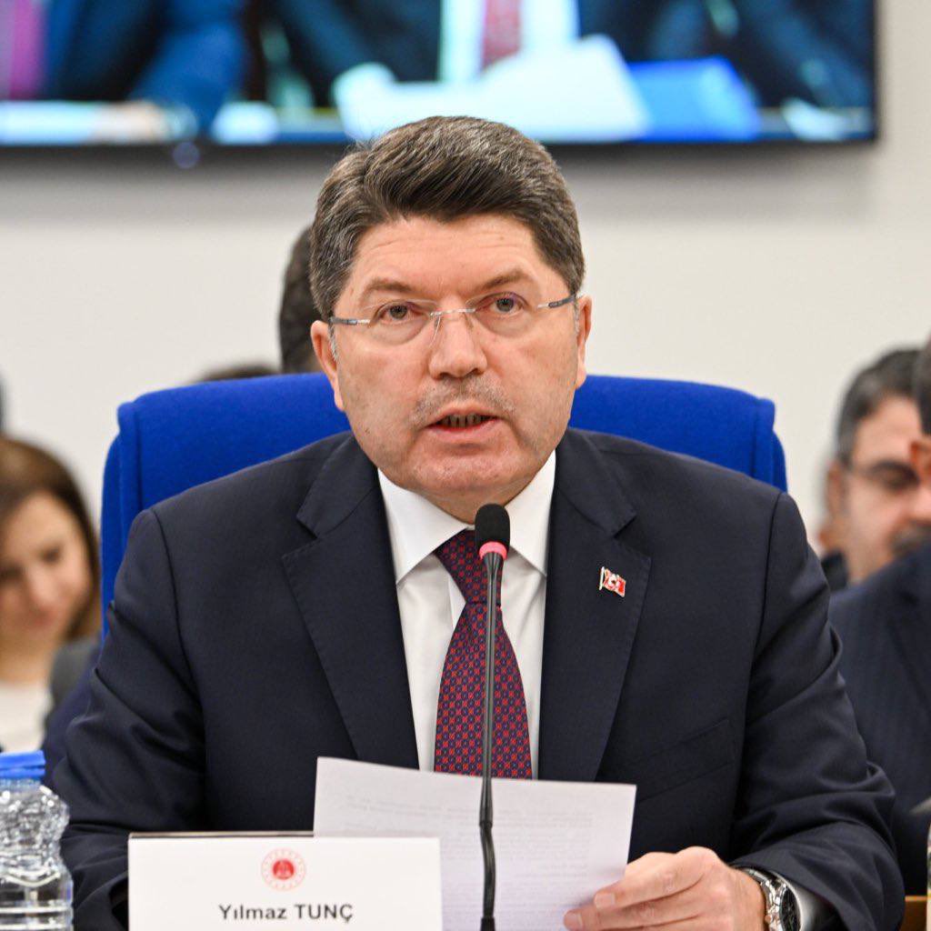 Şüpheli şekilde hayatını kaybeden Rabia Naz'ın babası Şaban Vatan: (Yılmaz Tunç'a)

"8 yıldır Rabia Naz'ımızın katili neden korunuyor?"