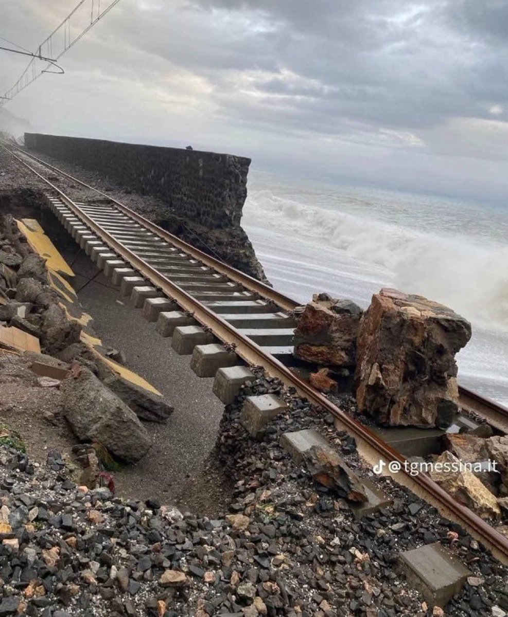 Paroladilaura's tweet photo. Quando noi calabresi e siciliani diciamo che il ponte sullo stretto è un’idea idiota, non lo diciamo perché odiamo il progresso, ma perché conosciamo le priorità dei problemi della nostra terra, tra cui la situazione vergognosa delle ferrovie https://t.co/gbnnCCiiV2