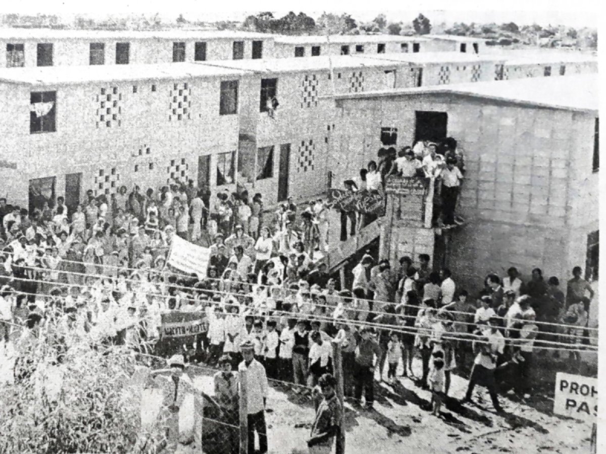Cerro Norte, Pacheco, Bordaberry y el Dr. Jorge “Toto” Da Silveira (Director DINAVI), el Estado impulsó un complejo habitacional de bajo costo para “resolver” la vivienda. El resultado fue hacinamiento, precariedad y conflicto social. Parte del origen de lo que hablamos hoy 🧵