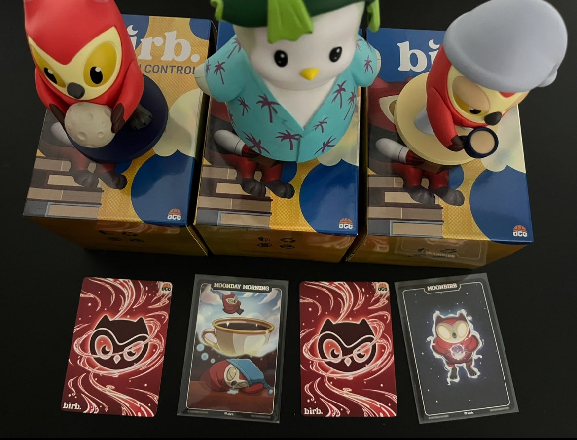 Il en aura fallu du temps… 
Mes Birb Box sont enfin arrivées à destination sans frais de douanes.

J’en ai ouvert seulement deux pour le moment, encore deux à ouvrir, et j’en garde une scellée.

Mes figures Moonbirds rejoindront ma figure Pudgy, et mes cartes Birb rejoindront ma