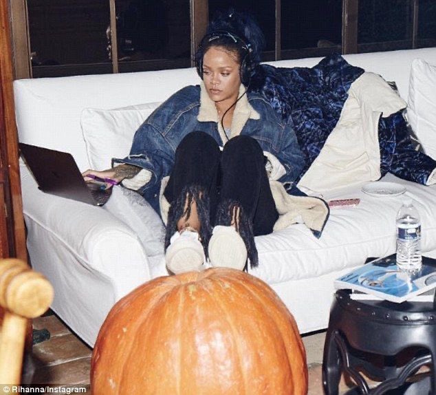 rihannanavybul's tweet photo. Rihanna working on the best album of all time, #ANTI (2016). https://t.co/KbCldxFX3y