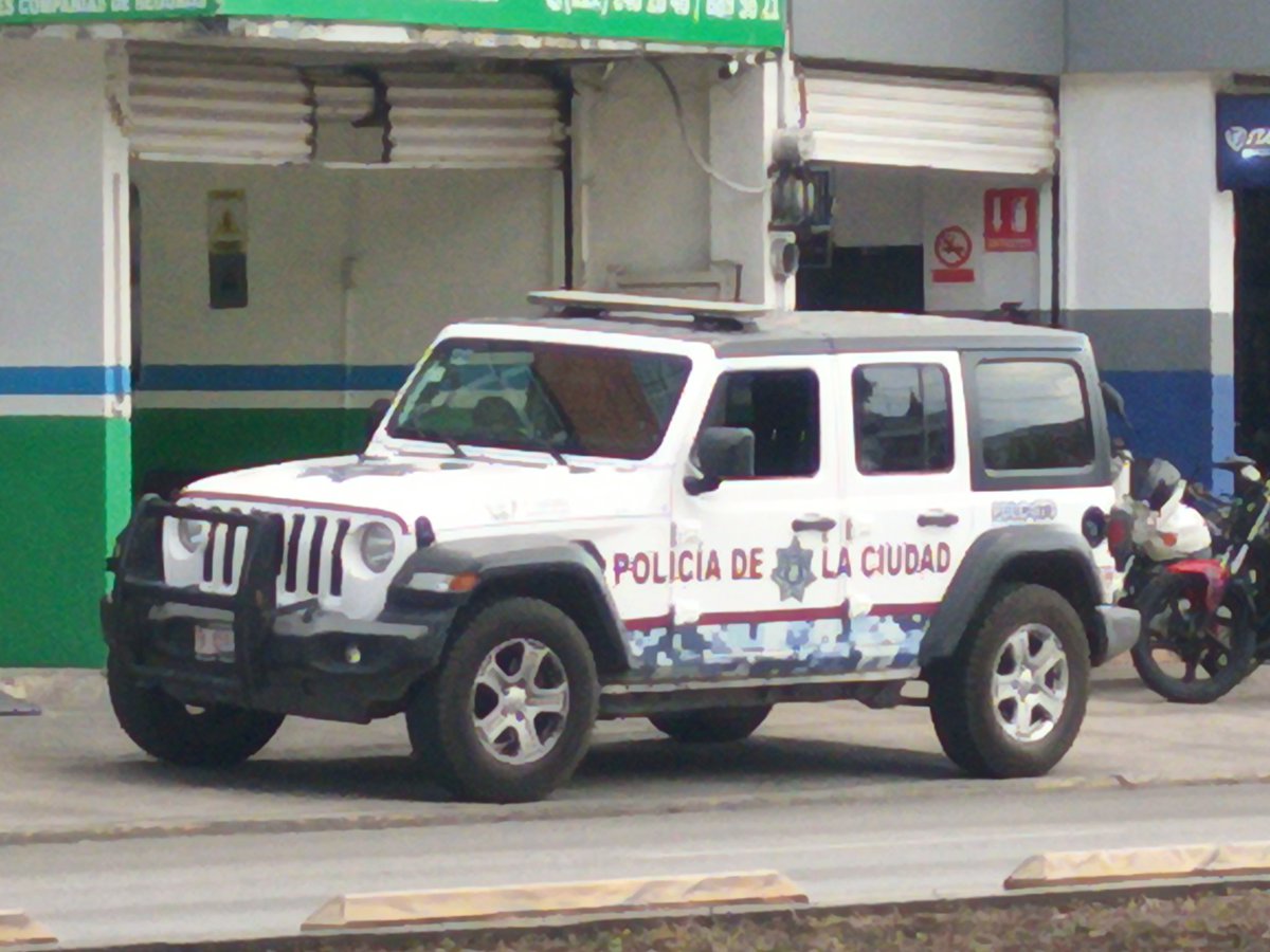 <a href="/pepechedrauimx/">Pepe Chedraui 🇲🇽</a> Avísale por favor a tu policía que estacionar sobre la banqueta está PROHIBIDO y dejan un pésimo mensaje a los demás...❌
<a href="/SSC_Pue/">SSC Puebla</a>