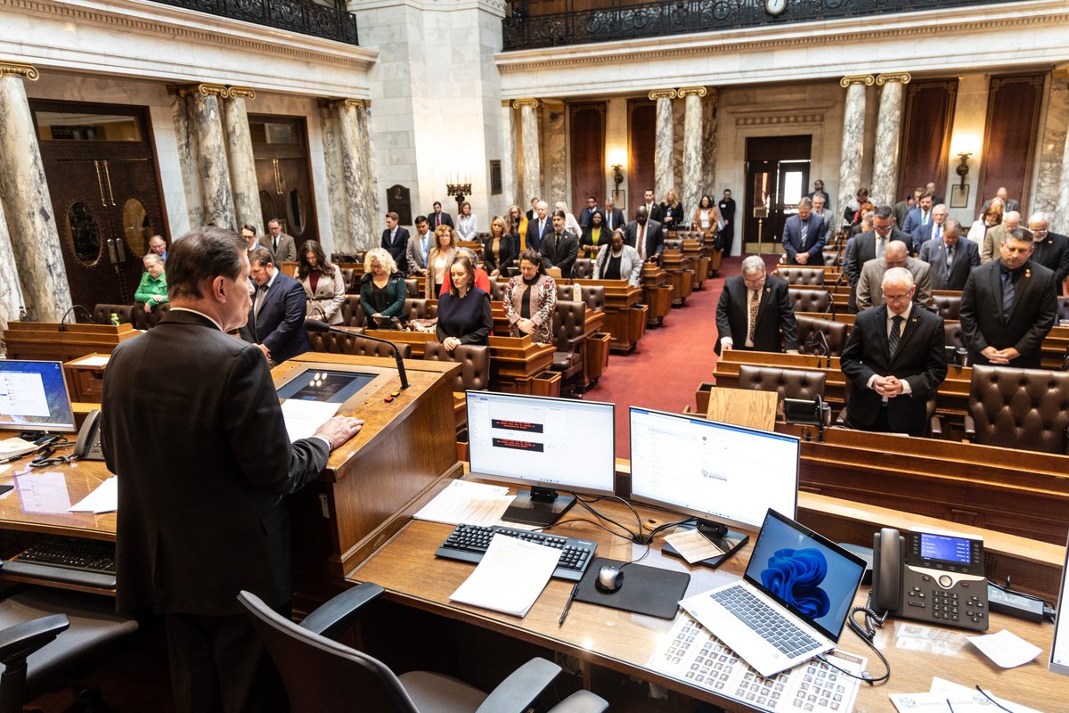 RepDaveMurphy's tweet photo. For Tuesday's Floor Session I was asked to give the prayer for the Assembly. It's always a good way to start out a session by giving thanks to God for the opportunities we have. Thank you to my colleagues for extending this honor. https://t.co/cJwElWbGOQ