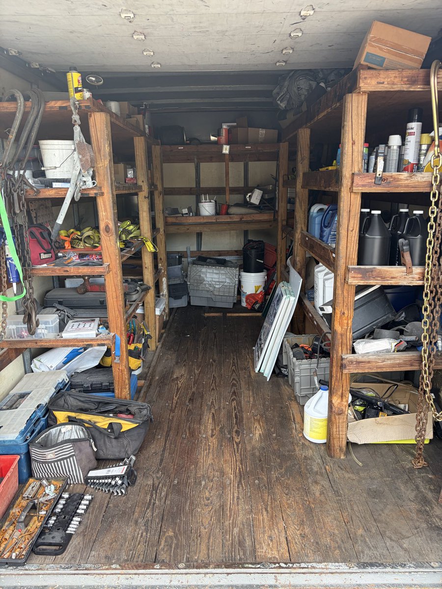 QuePassooo's tweet photo. @grok can you edit this photo to make it look like it’s filled with junk https://t.co/OYaKyYVLYb