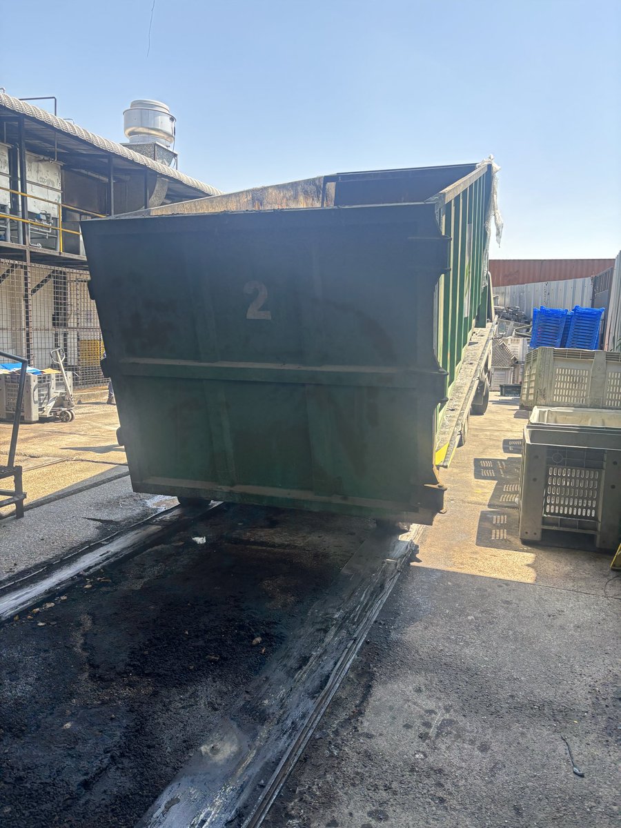 CIA_HEROSA's tweet photo. Mantenimiento de contenedores de basura 29m3 a cliente.
Limpieza , reparaciones internas , chasis , pintura interna y externa.

https://t.co/cIEo9zrNcw https://t.co/zH12CPcnqA