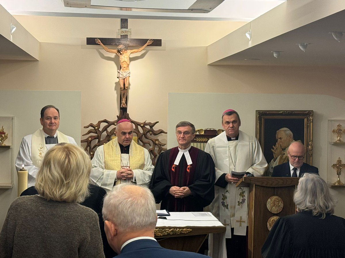 PREkumenia's tweet photo. W ramach Tygodnia Modlitw o Jedność Chrześcijan odbyła się modlitwa ekumeniczna w kaplicy @KancelariaSejmu. Wzięli w niej udział przedstawiciele różnych Kościołów i parlamentarzyści. Kazanie wygłosił prezes Polskiej Rady Ekumenicznej bp Andrzej Malicki.

https://t.co/GTJJy6GH4V https://t.co/3yt5IO7ghR