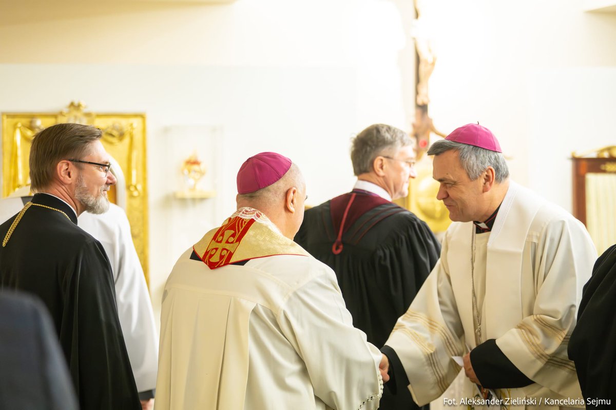 PREkumenia's tweet photo. W ramach Tygodnia Modlitw o Jedność Chrześcijan odbyła się modlitwa ekumeniczna w kaplicy @KancelariaSejmu. Wzięli w niej udział przedstawiciele różnych Kościołów i parlamentarzyści. Kazanie wygłosił prezes Polskiej Rady Ekumenicznej bp Andrzej Malicki.

https://t.co/GTJJy6GH4V https://t.co/3yt5IO7ghR