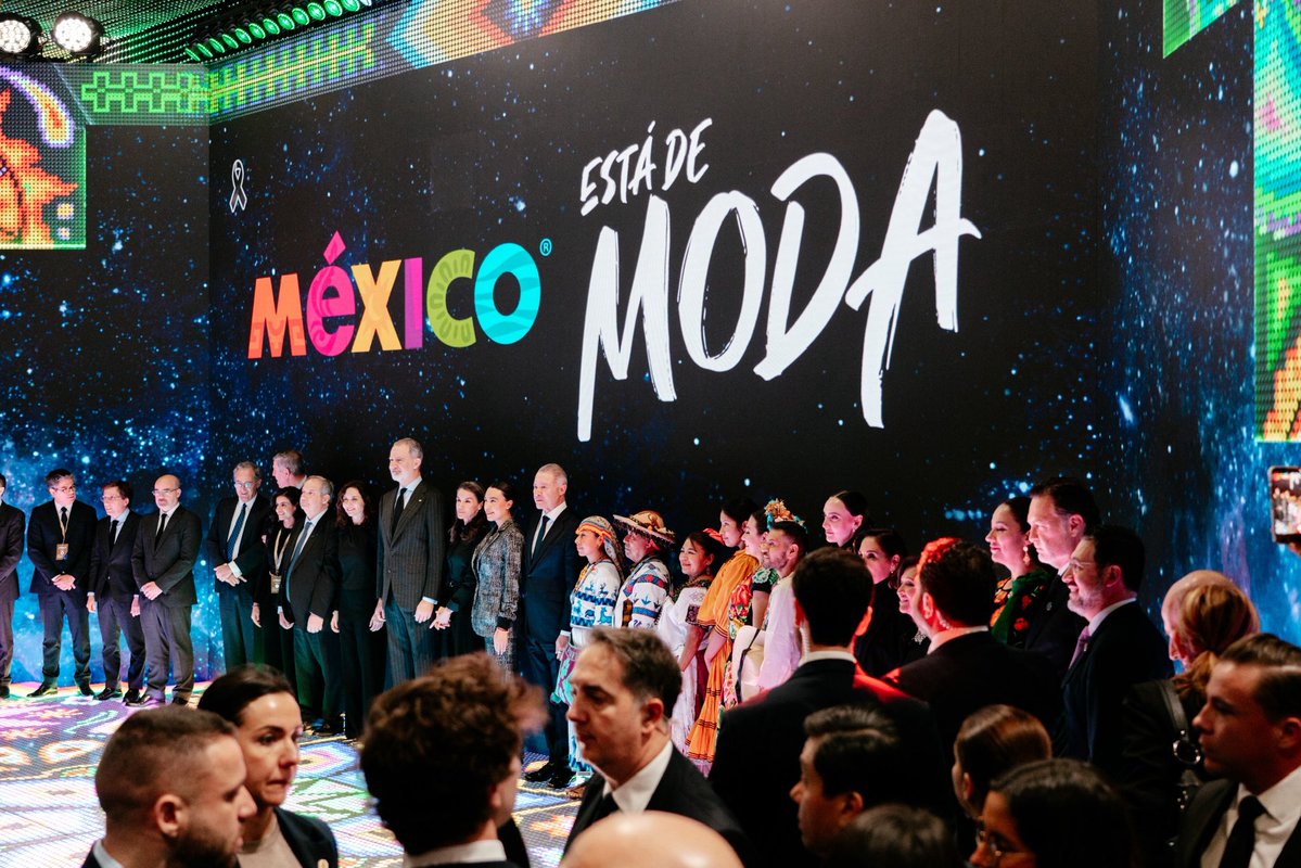 makugo's tweet image. Hoy tuve el honor de acompañar a Sus Majestades los Reyes de España, Don Felipe VI y Doña Letizia, en la inauguración de la FITUR 2026, en Madrid.

Compartir con ellos el recorrido por el Pabellón México fue una gran oportunidad para mostrar la riqueza turística, cultural y…
