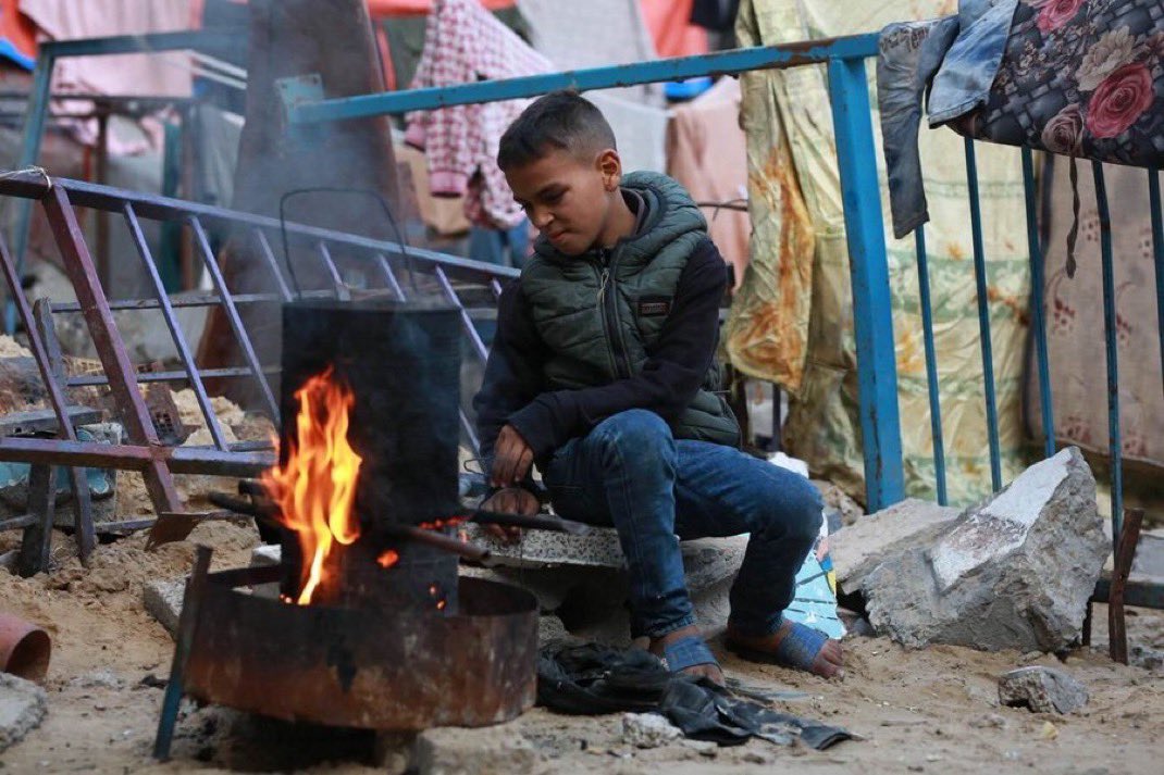 ⛔️انخفاض حاد في درجات الحرارة، ورياح عاتية، وأمطار غزيرة، وفيضانات.

يُفاقم فصل الشتاء معاناة سكان قطاع غزة، حيث لا تزال الغالبية العظمى منهم نازحين قسرًا، ويعيشون في خيام ومبانٍ بالكاد قائمة.

غزة مدمَّرة بعد عامين من الحرب، ولا يزال آلاف الأشخاص في عداد المفقودين، ويُفترض أنهم