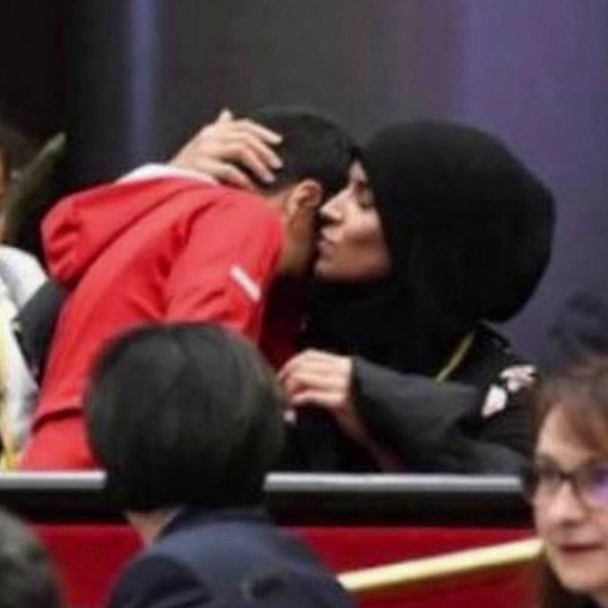 Pas d'empathie pour l'homme qui a agressé verbalement une femme au point de faire pleurer son fils au seul motif qu'elle portait un voile.

Pour celui qui défend Abittan, qui qualifie de racaille des députés qui sont seulement Noirs et qui vole l'argent du Peuple !