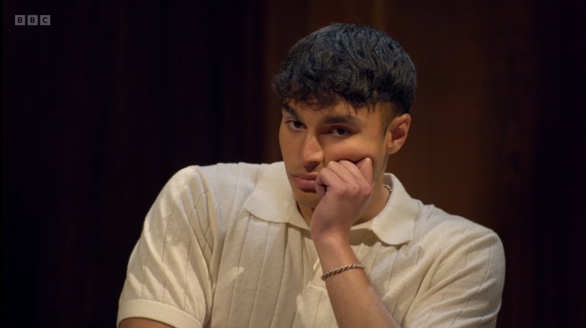 This man is sat on the theories that is gonna blow the game. Pop off king  #TheTraitors