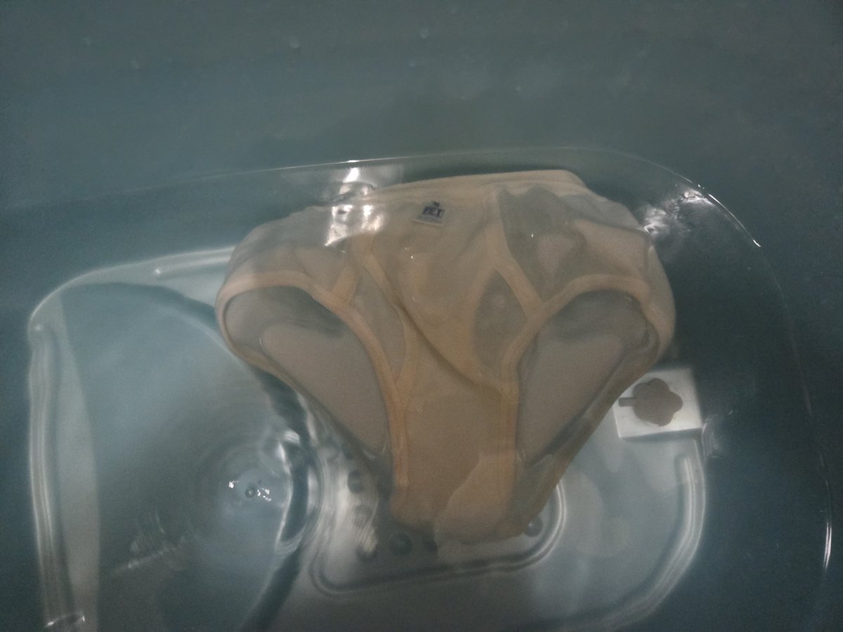 今日內褲是白色三角褲
穿著內褲泡澡好舒服