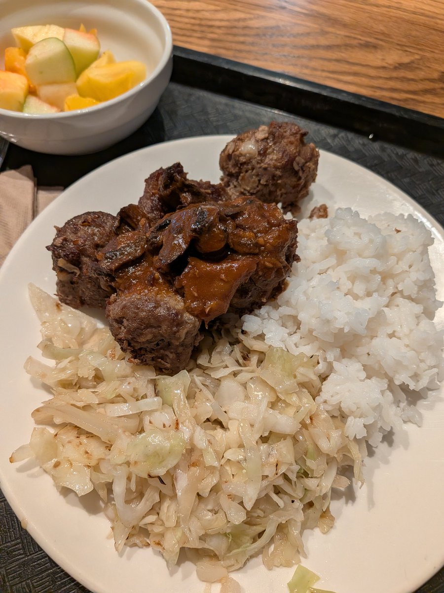 今天公司午餐有炒高麗菜、白飯、漢堡排，真是完美