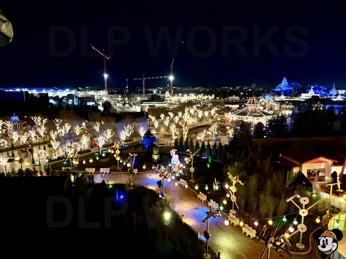 DLPWorks's tweet photo. [Live] 🚧 A few night views of the #WDS2 expansion!

➡️ With just 66 days to go until the official opening of Disney Adventure World, the entire area was fully lit tonight! 
➖ All lighting systems were switched on, offering a first real glimpse of the nighttime atmosphere
➖ the experience will be definitely beautiful also at night😍
#DisneylandParis
