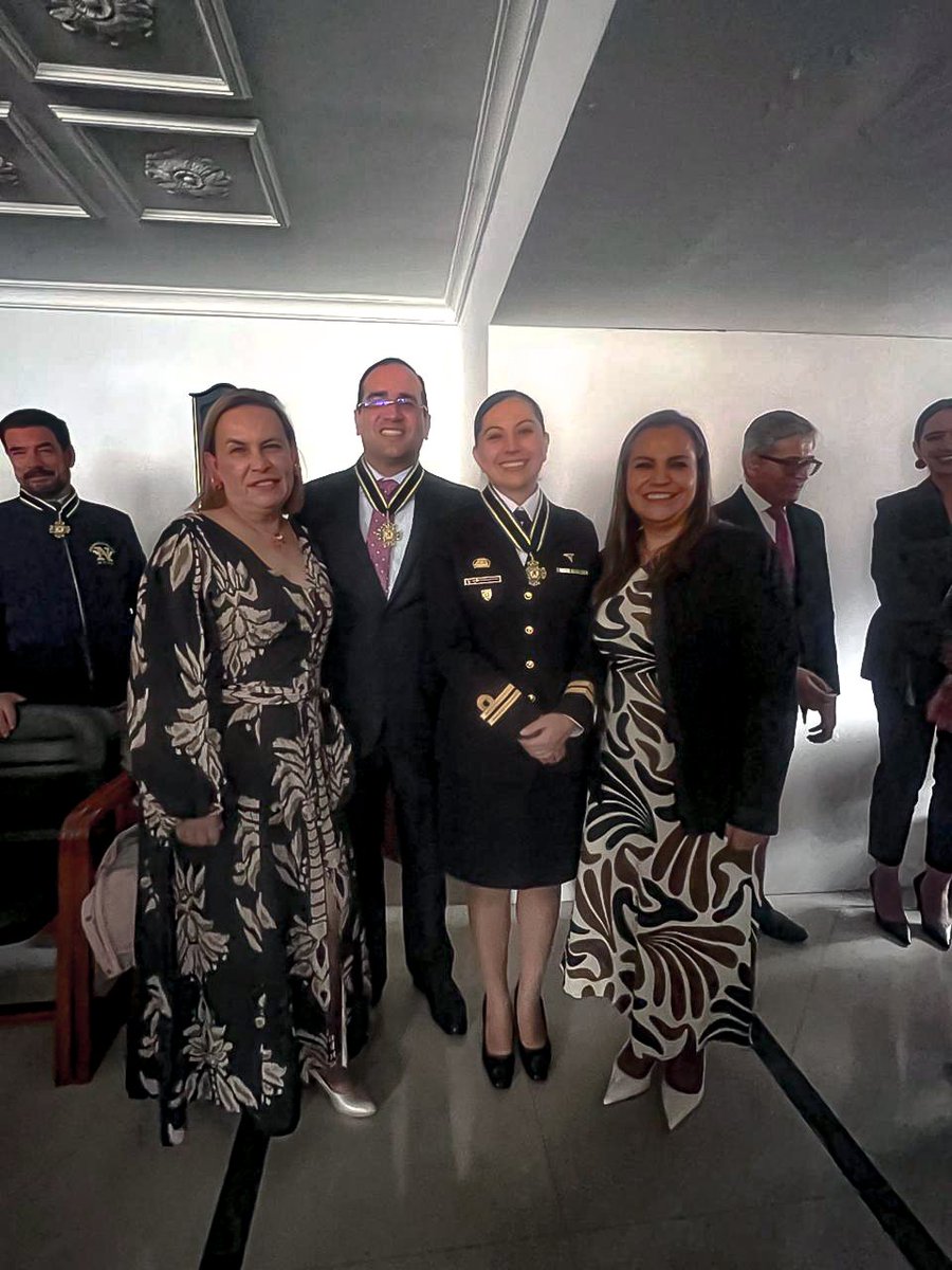 Queremos felicitar al Dr. Iván Pisciotti, Jefe del Servicio de Oncología del HOMIL, y a la Teniente de Navío Med. Patricia Medina, quienes fueron condecorados con la “Gran Cruz ” por la UMNG, en honor a su compromiso en la salud con las fuerzas Militares.