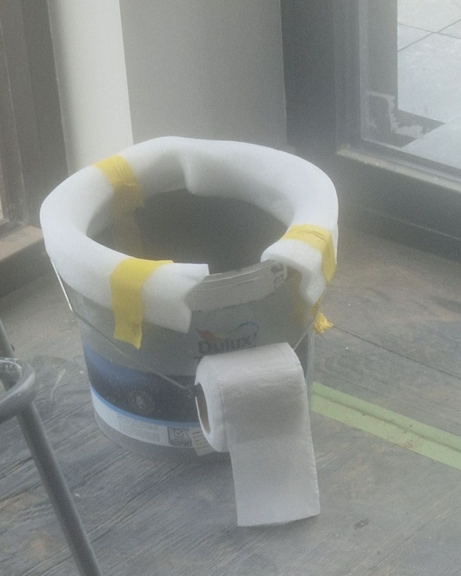 DecoratorsU's tweet image. It’s grim working on site. At least there’s padding on it this time.

#onsite #painting #toilet