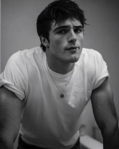 porqueTTarg's tweet image. “007”

Porque según diversos informes,  Jacob Elordi se reunió con Denis Villeneuve y Amazon/MGM para discutir, él interpretar al próximo James Bond.