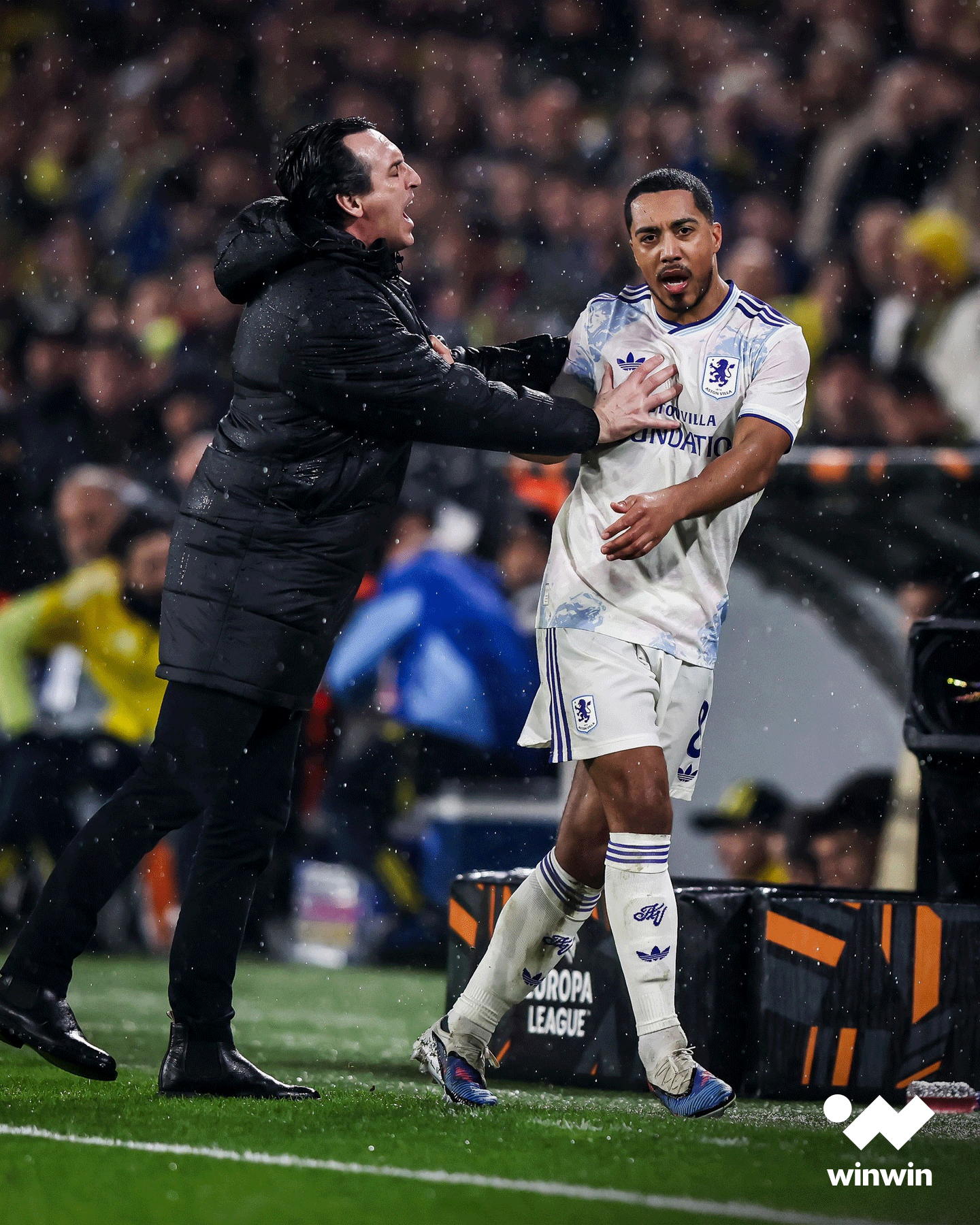 ماذا حدث؟. مباراة فنربخشة وأستون فيلا، شهدت صدامًا بين المدرب يوناي إيمري ويوري تيليمانس. إيمري قام بتغيير اللاعب البلجيكي، الذي لم يعجبه القرار، فخرج غاضبًا وقام بمسك مدربه بطريقة عنيفة. ردة فعل إيمري -بدورها- كانت عنيفة حيث قام بدفع تيليمانس بقوة. لقطة ستثير الجدل كثيرًا 