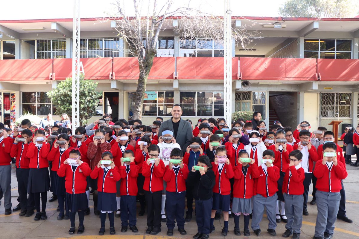 Iniciamos el 2026 con la primera entrega de lentes totalmente gratuitos a las y los alumnos de la Primaria Eugenio Garza Sada, en colaboración con la Fundación CLISA. 👓 

Cada par de lentes representa una nueva oportunidad para que nuestras niñas y niños aprendan, lean y sueñen