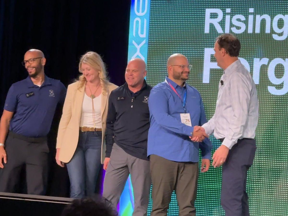 Alej_Victorero's tweet photo. Honored to receive the Rising Star award from Cirrus Aircraft! https://t.co/5UuzSvEBf6