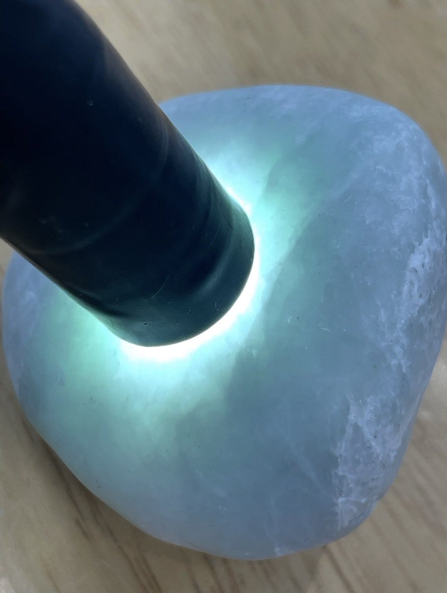 今日のヒスイは、 白っぽいただの石に見えるが､海の中で光っていた