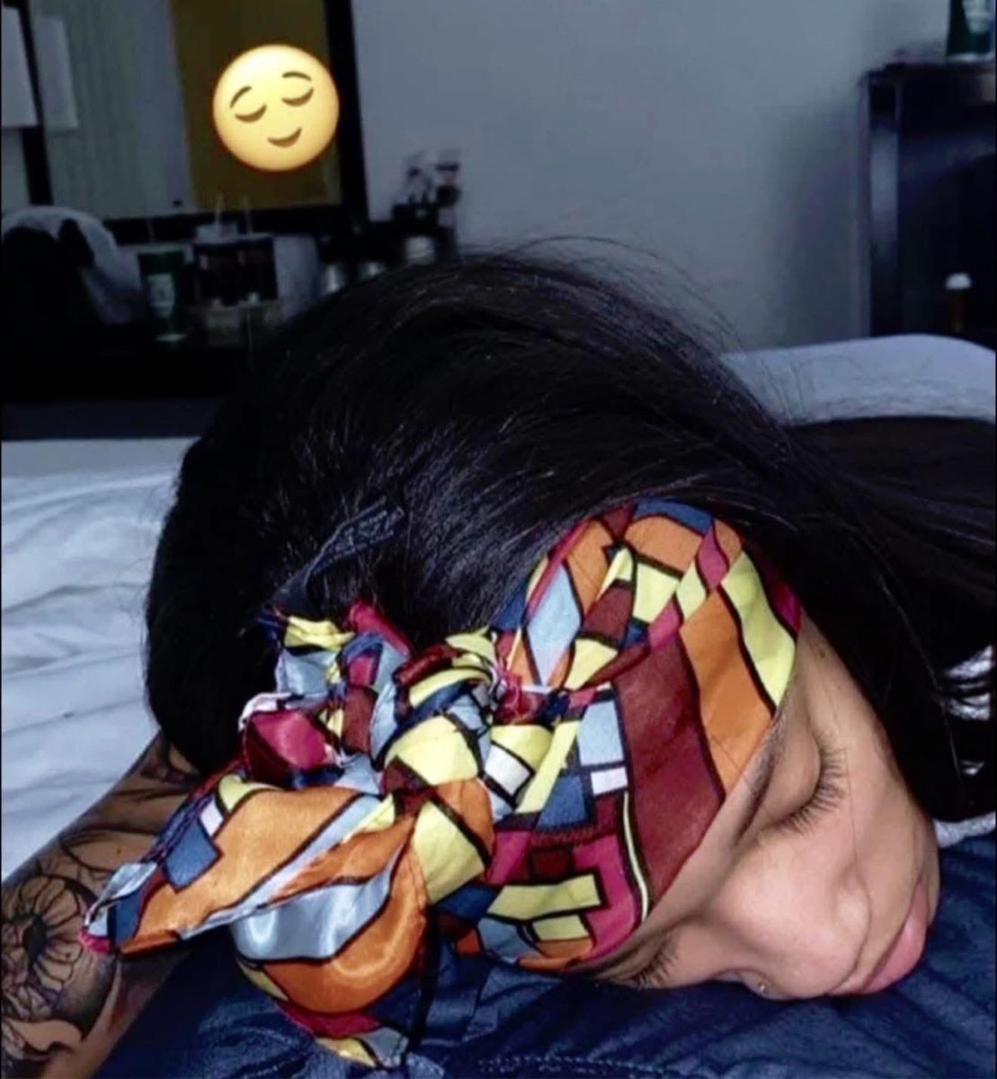 layxsnv's tweet image. “How clingy are you??”

Me :