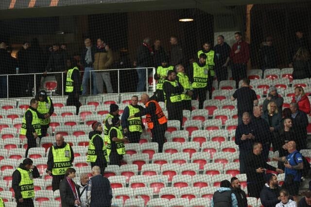 lequipe's tweet photo. Des incidents à l'Allianz Riviera lors de Nice-Go Ahead Eagles

➡️ https://t.co/W9x08bbFF7 https://t.co/LPa4MUXq9n
