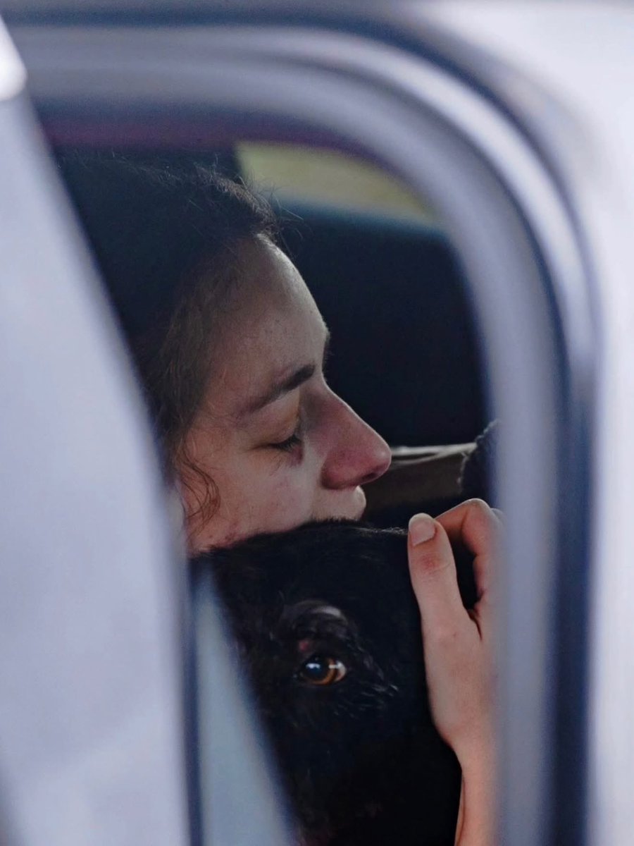 Creo que es una de las fotos más bonitas que he visto en mucho tiempo. 
Es agarrarse a lo conocido, agarrarse a la esperanza. Espero y deseo que su hermana y su bebé se recuperen.