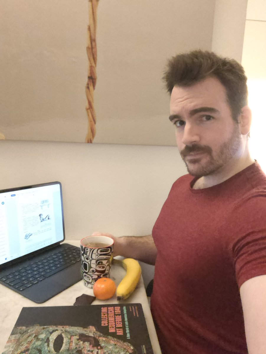 TerrArkeo's tweet image. Après une petite séance de sport d’une heure, place à la collation : banane, mandarine, un carré de chocolat noir 80 %, le tout accompagné d’une bonne tasse de thé vert ☕️. Puis, retour au travail sur le mémoire 📚🌿.