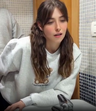 Lara Worthington tweet media