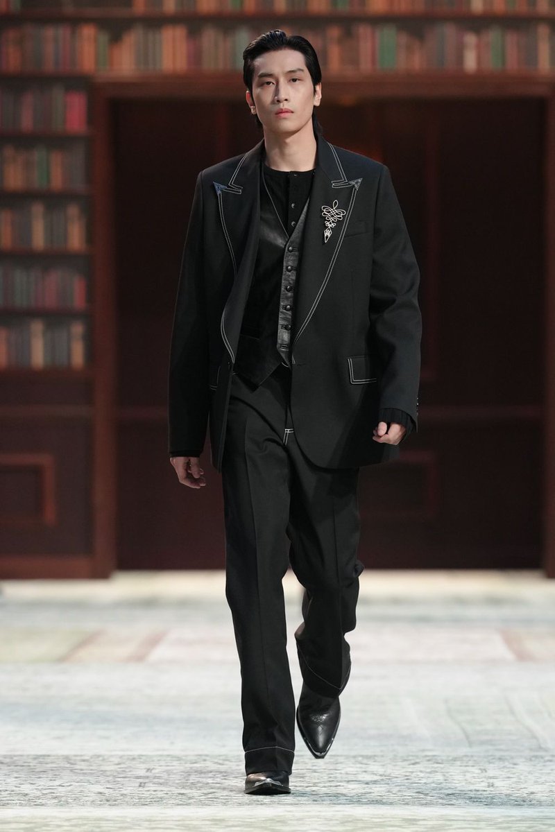 เซอไพร์สครับคุณแม๊~  ‘ไบเบิ้ล วิชญ์ภาส’ ล่าสุดได้เดบิวต์เป็นพี่นายแบบบนรันเวย์โชว์ AMIRI นำเสนอคอลเล็กชั่นใหม่ Fall Winter 2026 ใน Paris Fashion Week

#AMIRIAW26xBIBLE
#BibleWichapas
#AMIRI