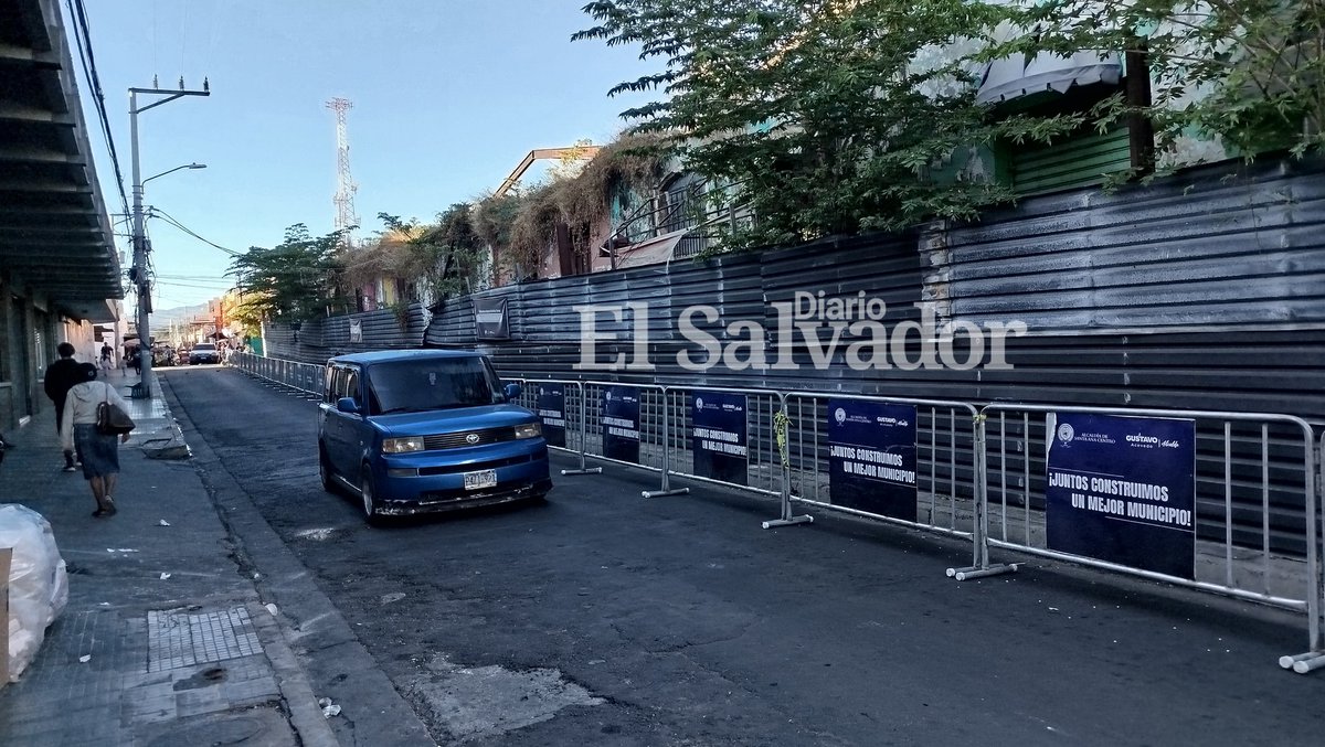 #DePaís #SantaAna| La <a href="/alcaldia_SA/">Alcaldía de Santa Ana</a> ha iniciado el dispositivo de cierre y delimitación de calles adyacentes al mercado Central, en el marco de las acciones previas al inicio de la construcción del nuevo mercado <a href="/elsalvador/">Diario El Salvador</a>.