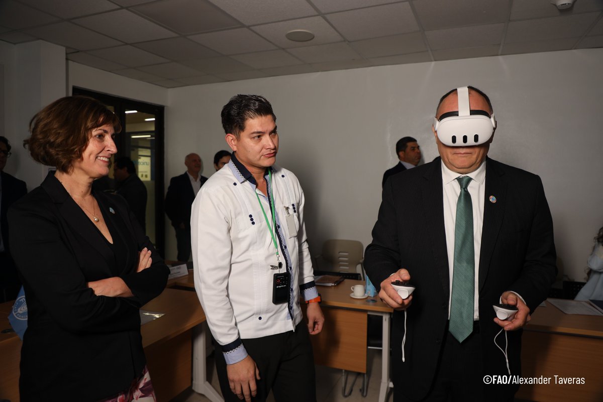 faodominicana's tweet photo. En encuentro, @BethBechdol, junto al resto de la misión experimentaron la simulación virtual 3D del programa Arena Virtual de Bioseguridad Porcina, desarrollado entre la @FAO y @OIRSAoficial, que fortalece capacidades y promueve la bioseguridad en granjas porcinas. 
@FAOAmericas https://t.co/xw9nXaqm3y