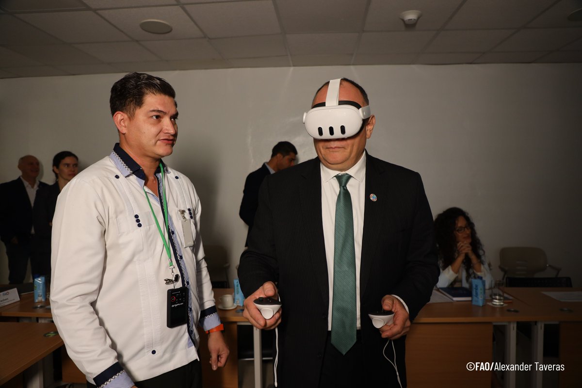 faodominicana's tweet photo. En encuentro, @BethBechdol, junto al resto de la misión experimentaron la simulación virtual 3D del programa Arena Virtual de Bioseguridad Porcina, desarrollado entre la @FAO y @OIRSAoficial, que fortalece capacidades y promueve la bioseguridad en granjas porcinas. 
@FAOAmericas https://t.co/xw9nXaqm3y