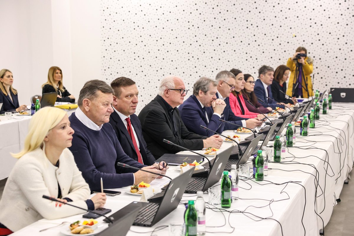 Ministrstvo za kohezijo in regionalni razvoj tweet media