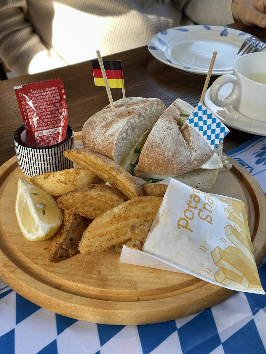 동네에 독일사람이 하는 식당이 있대서 가봤는데 진짜 찐 독일 남부음식을 하고 있고 맛도 정말 독국의 그것임. 어케 하신건지 모르겠지만 조선 재료로 독일맛을 완벽하게 구현했다. 그치만 바로 그렇기 때문에 이걸 15억 주고 먹는 것이 맞나 싶어지는