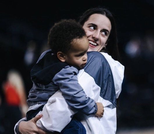 fromhalfcourt_'s tweet image. happy birthday to zayn’s babysitter