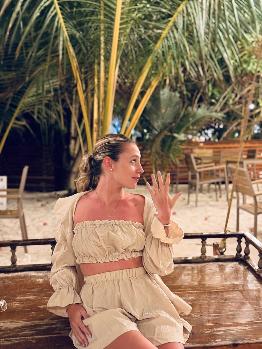 juliforcato's tweet image. Yo: me caso 
Mi familia: si bueno bueno dónde está la Trini