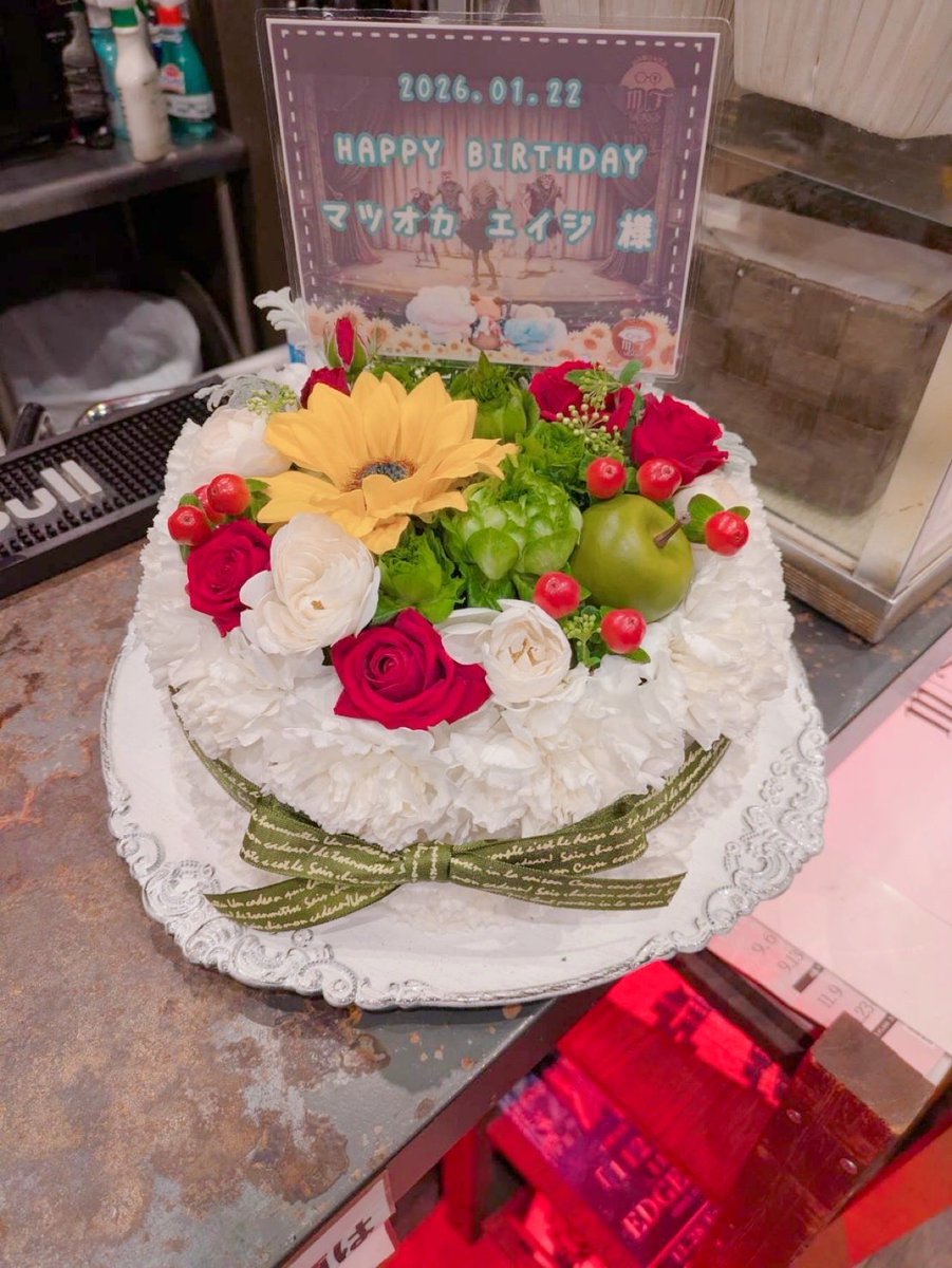 改めて51です
濱がしれっと
ソールドアウツしていました
嬉しかったです。

幸せな人生だなと
そんな風に思える夜を
くれた皆様ありがとう御座いました
まだ生きたいと思いますので
宜しくお願いいたします。

ツブクさんが
ケンタッキーもってきてくれて
ミネさんが謎の封筒くれた