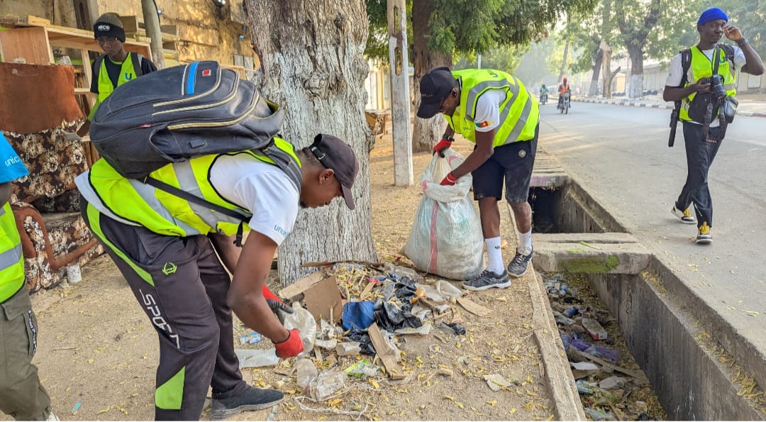 unicefcameroon's tweet image. U-Reporters are taking action for their communities 

Equipped with gloves and bags, young people cleaned up Rue de Maroua, collecting plastic waste and raising awareness on pollution in a dynamic atmosphere.

#UReport #YouthInAction #ClimateAction #UNICEFCameroon