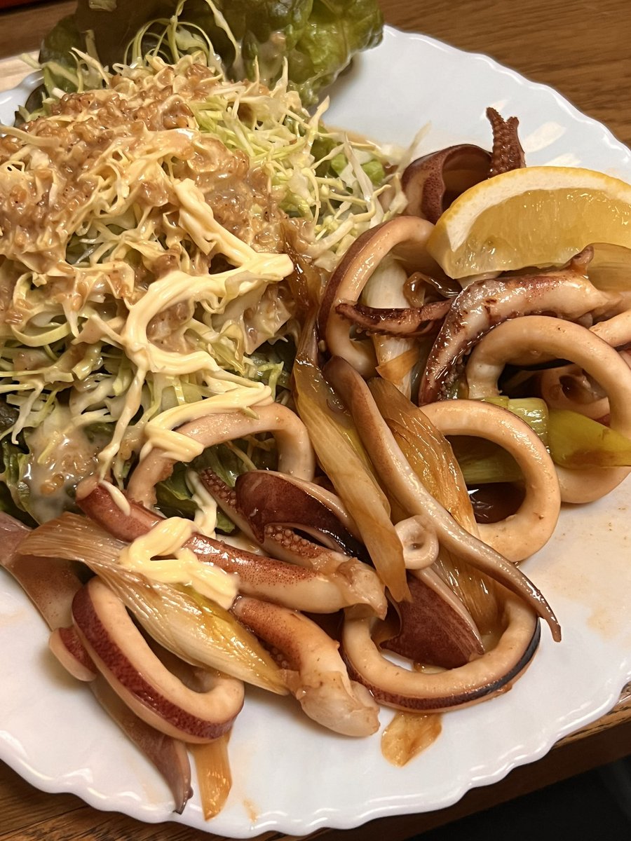 平賀さんとママ・えっちゃんの居酒屋じゃがいも行ってきた🏮圧倒的安心感〜！お通しがお通しの域を超えたうまさ！牛すじボリューミーでもパクパクいけるしイカ煮は柔らかく味しみしみ！おろしハンバーグはお肉ジューシーで最高！お腹と心が落ち着く食べる居酒屋🥔シロちゃんとの再会も嬉しかった☺️📸