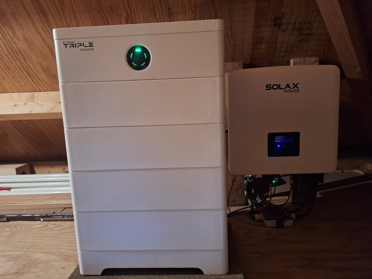 Ons woonerf weer een stukje verder verduurzaamd 
#AccuOpslag
We hadden al #Zonnenpanelen
En een #HybrideFiets #HybrideAuto #HybrideWarmtepomp #HybrideZonneboiler