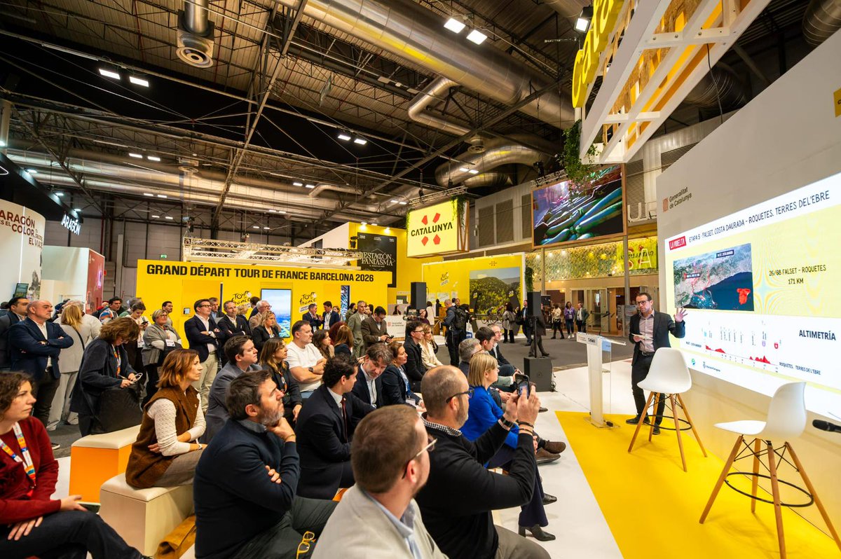 Dipta_cat's tweet image. L'acte ha comptat amb la participació d'Enric Adell, president del Patronat de Turisme de la @Dipta_cat, representants de les 4 grans proves i els exciclistes Joseba Beloki i Xary Rodríguez.