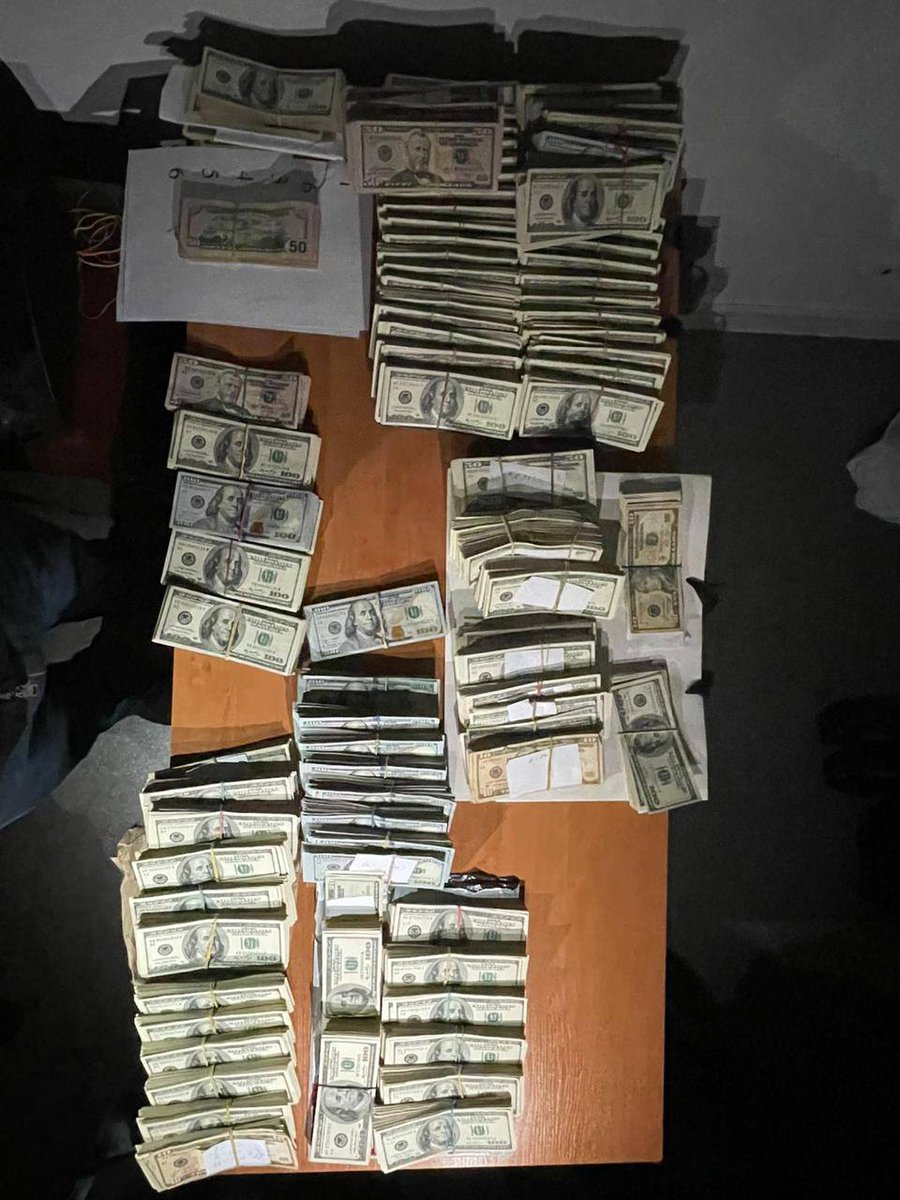 13Hellis_13's tweet image. Волинську митницю,. яку сьогодні накрили, очолює .... та дам... Дмитро Стасенко, син Ігоря Стасенка - керівника Департаменту документального забезпечення Офісу найпотужного Президента Зеленського .
Вова не винний!!! Вони самі всі до нього липнуть!!!