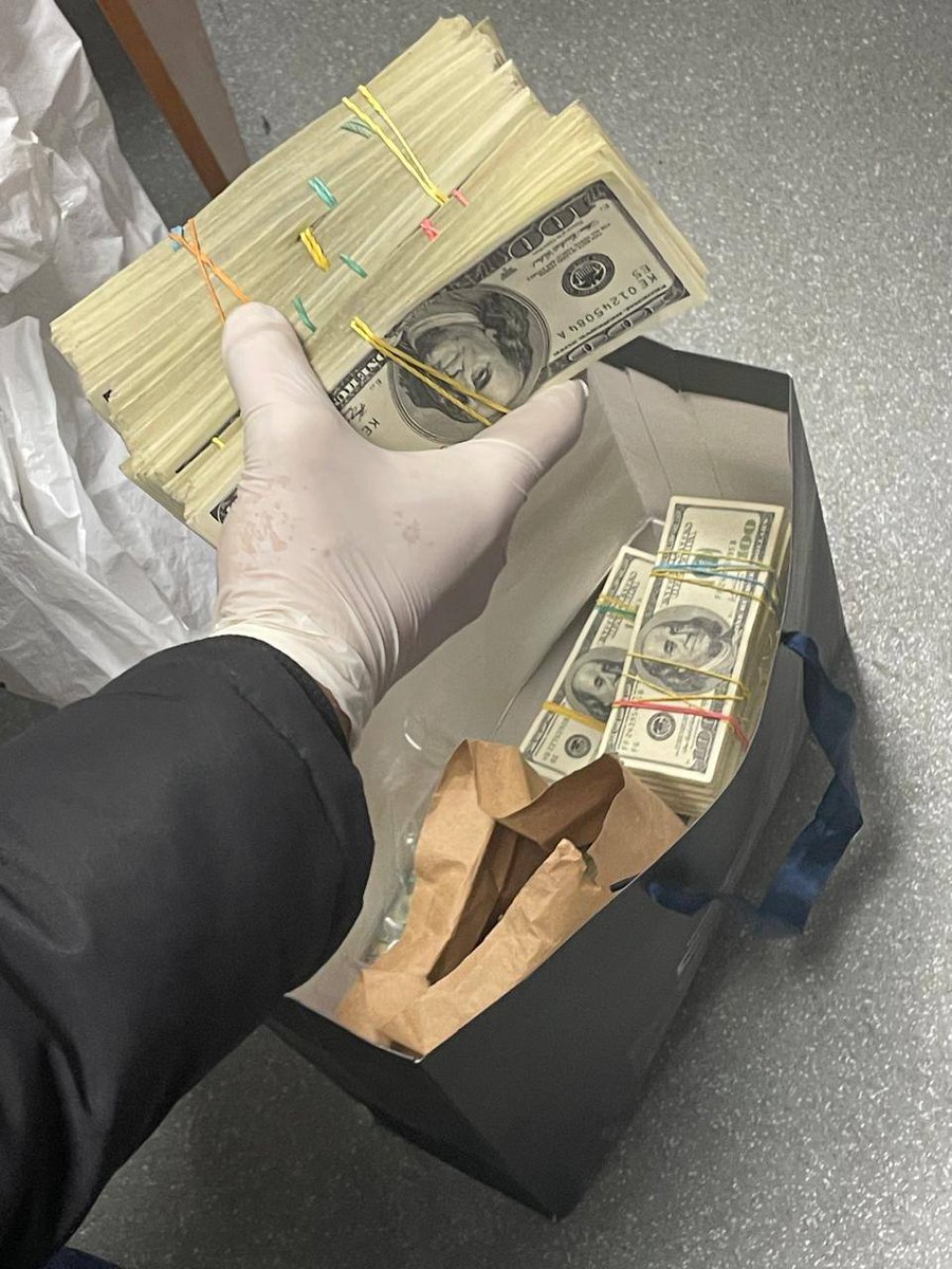 13Hellis_13's tweet image. Волинську митницю,. яку сьогодні накрили, очолює .... та дам... Дмитро Стасенко, син Ігоря Стасенка - керівника Департаменту документального забезпечення Офісу найпотужного Президента Зеленського .
Вова не винний!!! Вони самі всі до нього липнуть!!!