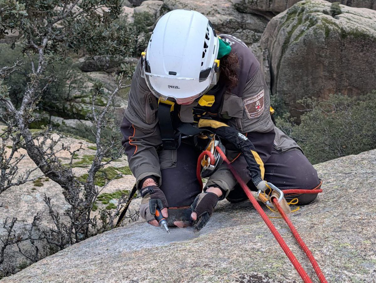 112cmadrid's tweet photo. 👉 El #GIAM de #AgentesForestalesCM señaliza las rutas de escalada dentro del Parque Nacional de la sierra de Guadarrama junto a personal del parque.
👉 El objetivo es disfrutar de la montaña y garantizar un uso responsable del medio natural.
@PN_Guadarrama
#ASEM112 https://t.co/wegiSfCOBW