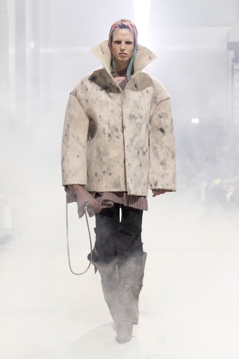 jacquemusx's tweet image. You can always count on Rick Owens to bring some good food to the table!!